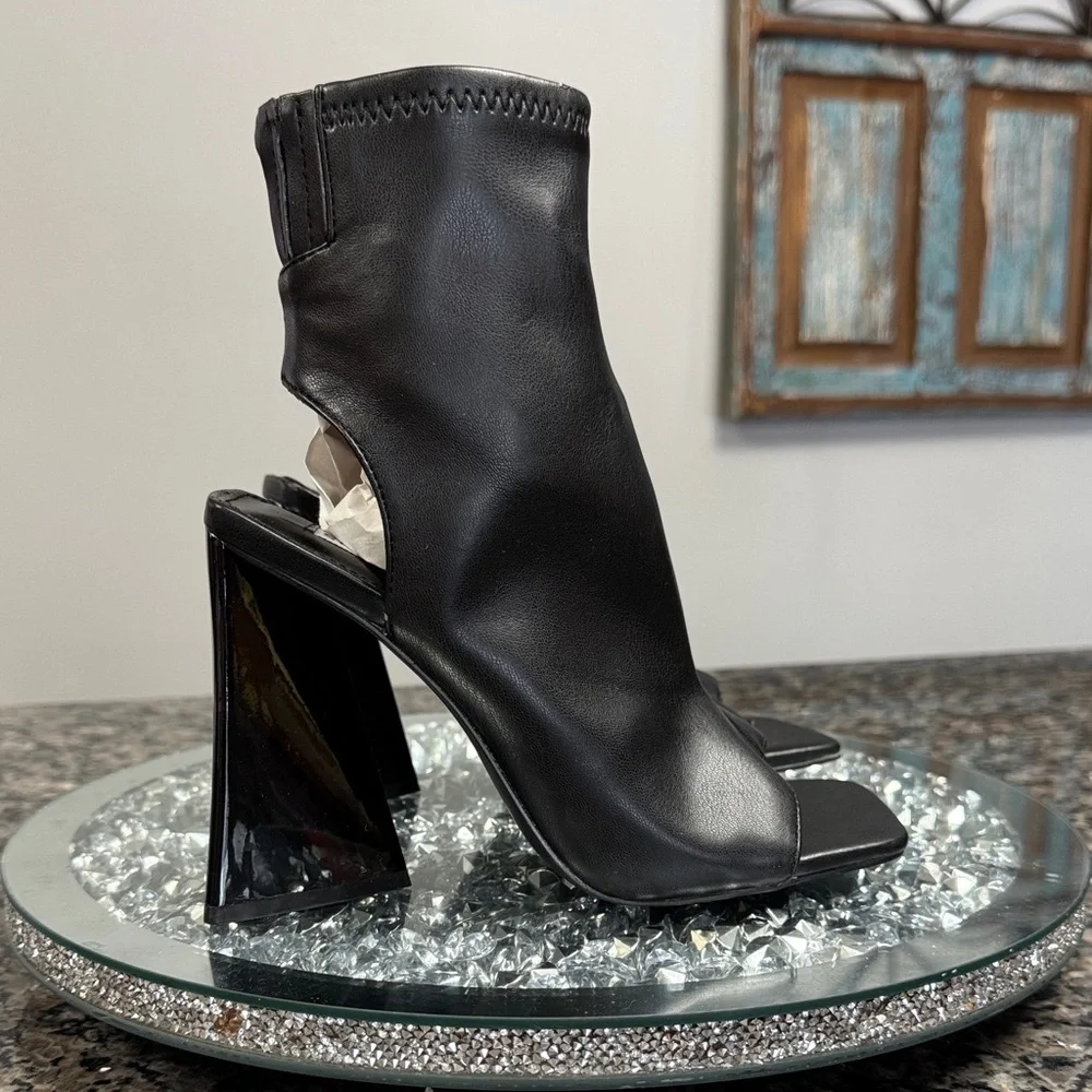 Steve Madden Black Open-Toe triangular Heeled sock Booties MEW 6.5